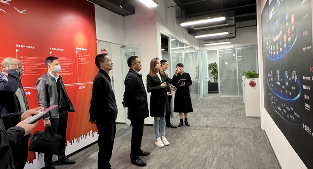 成都市青羊区副区长龚昌华一行领导莅临凯发一触即发集团四川公司调研指导