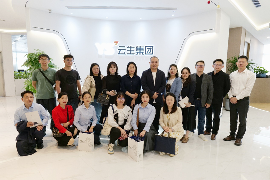 武汉人力资源服务协会秘书长黄春红一行莅临凯发一触即发集团走访交流